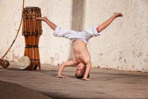 Brazílie není jen fotbal, je to také capoeira: bojové umění, které kombinuje tanec, akrobacii, hru a touhu po svobodě