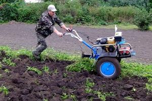 Maa kündmine järelkäitava traktori adra ja lõikuritega