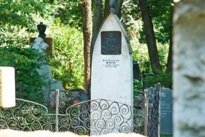 Hur Ernst Neizvestny gjorde ett monument över Chrusjtjovs gravsten över Chrusjtjovs författares grav