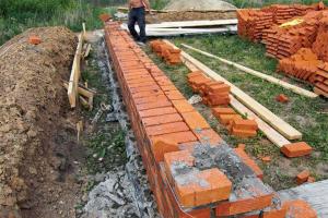 Fundação de tijolo: características, vantagens, métodos de colocação Fundação de tira de tijolo quebrado